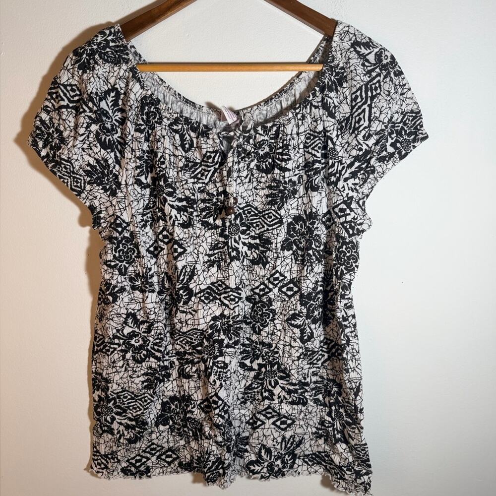 Bobbie Brooks Black and White Patterned Blouse